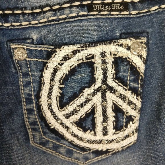 Miss Me Mid Rise Cuffed Capri Jeans Medium Wash Whiskering through Thighs 29"X22 - Picture 4 of 9